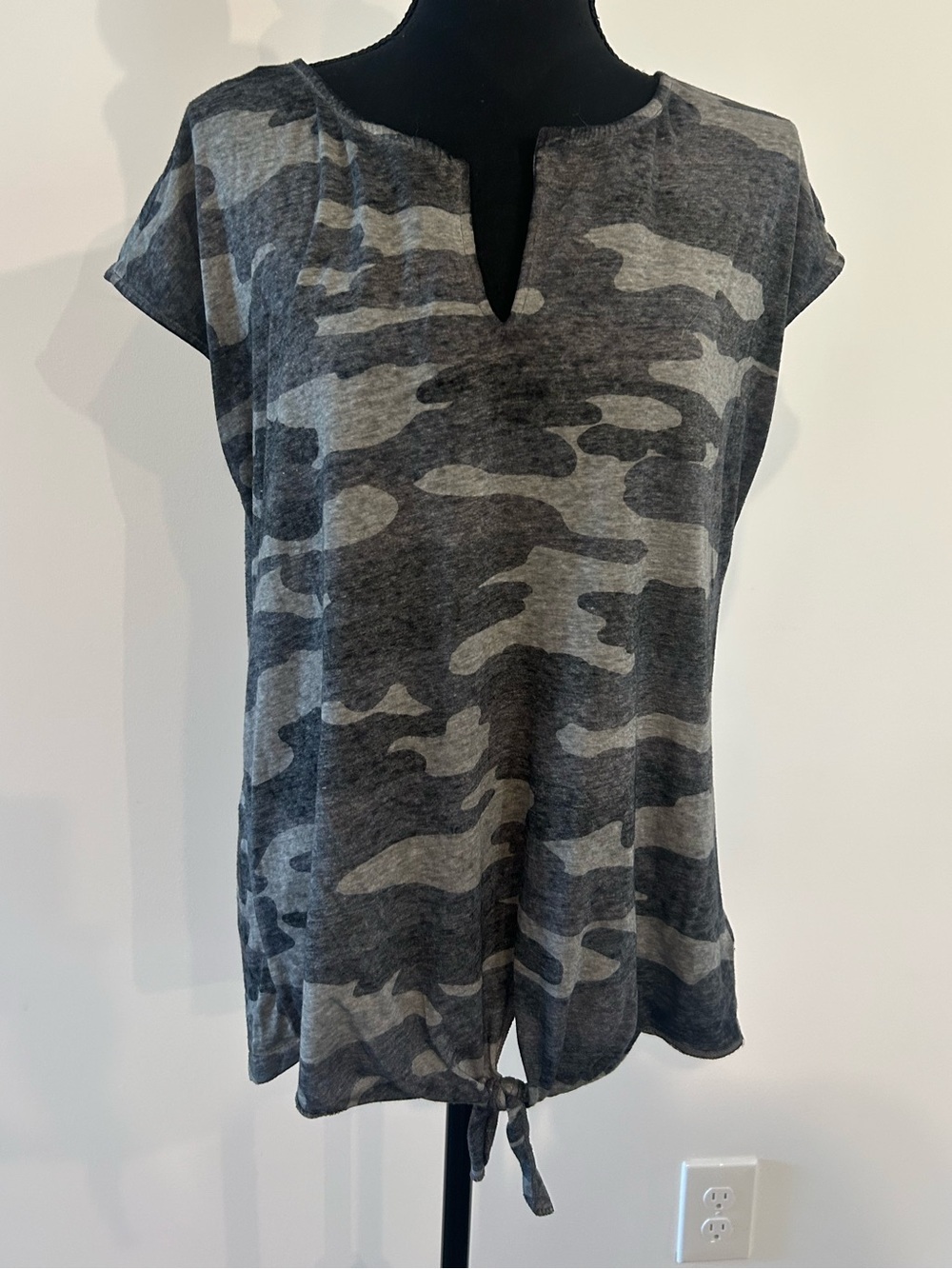 Lucky Brand Gray Camo Tie Front Short Sleeve Top Size Large